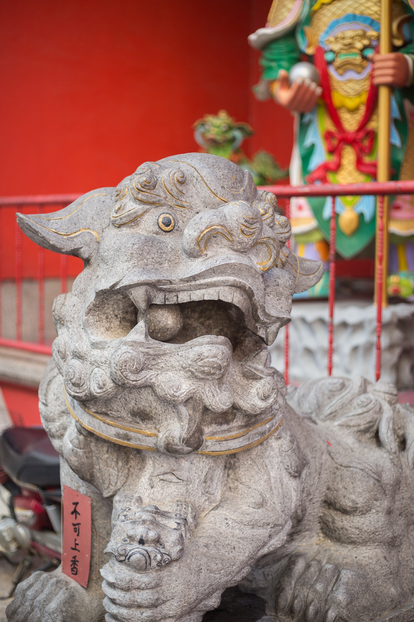 Dragon à l'entrée du temple Kuan Ti à Kuala Lumpur