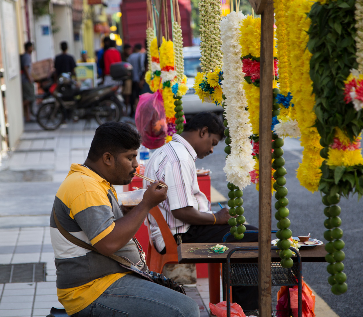 Marchands d'offrandes à l'exterieur du temple Sri Mahamariamman à Kuala Lumpur