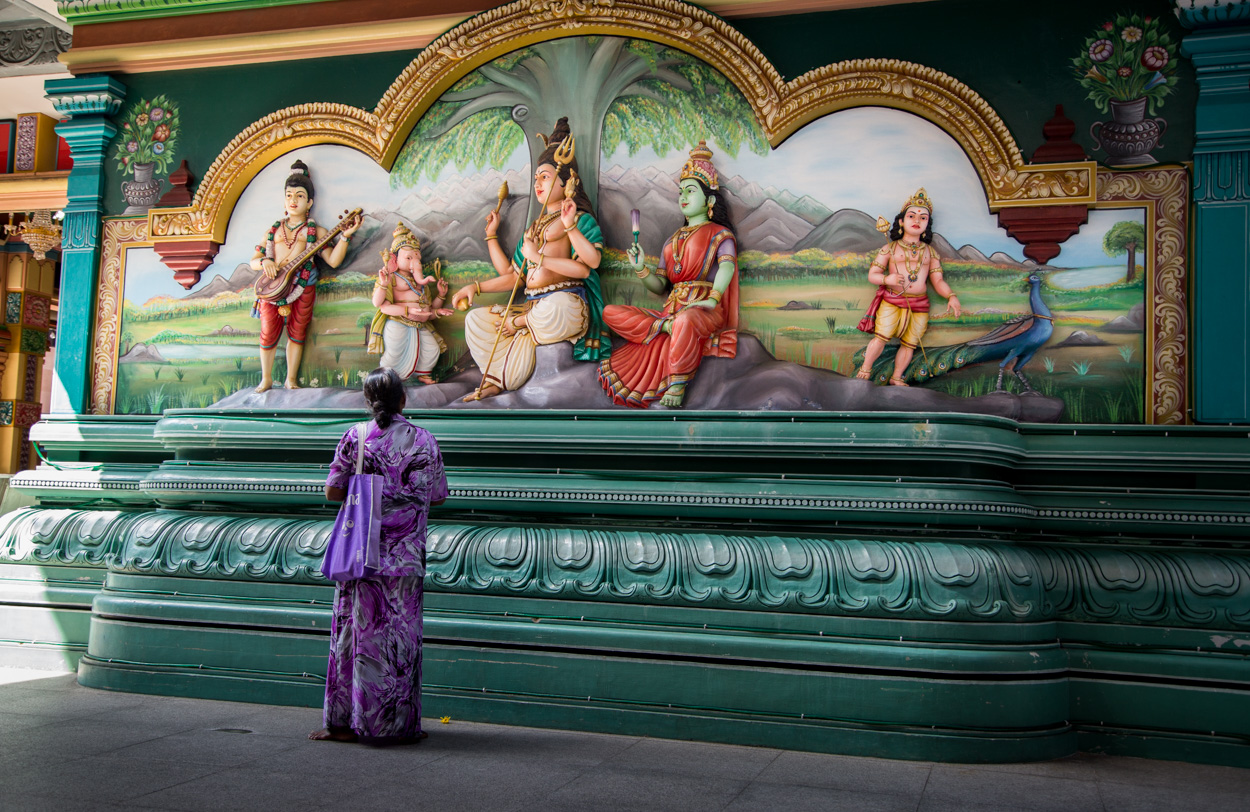 Femme priant dans le temple Sri Mahamariamman à Kuala Lumpur