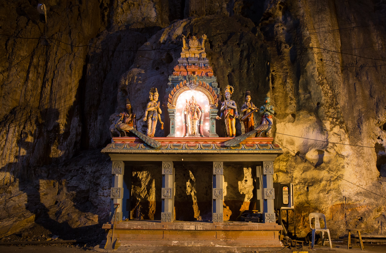 Temple Hindou à l'intérieur des grottes de Batu