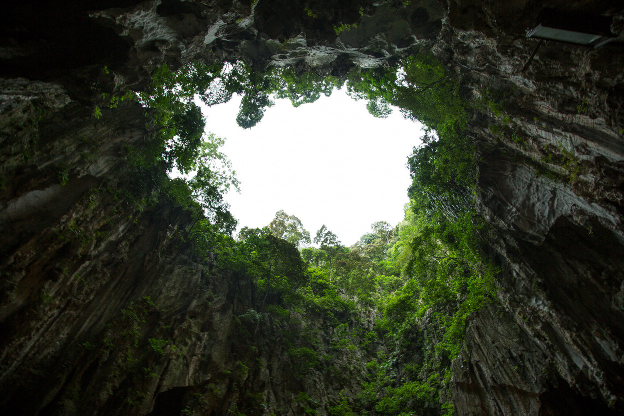 L'ouverture béante à l'intérieur des grottes de Batu