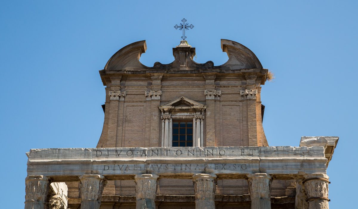 Le Temple Antonin Et D’Augustine à Rome