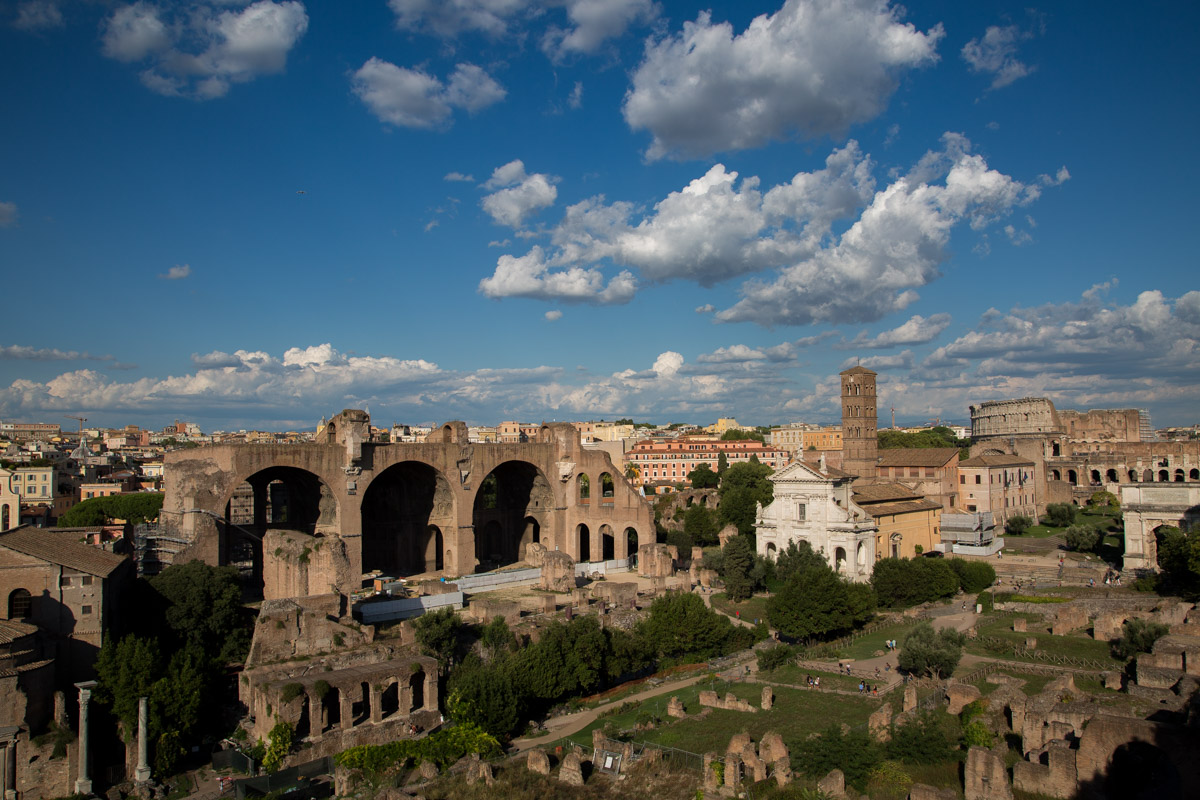 Vue extérieure sur le Forum Romain à Rome