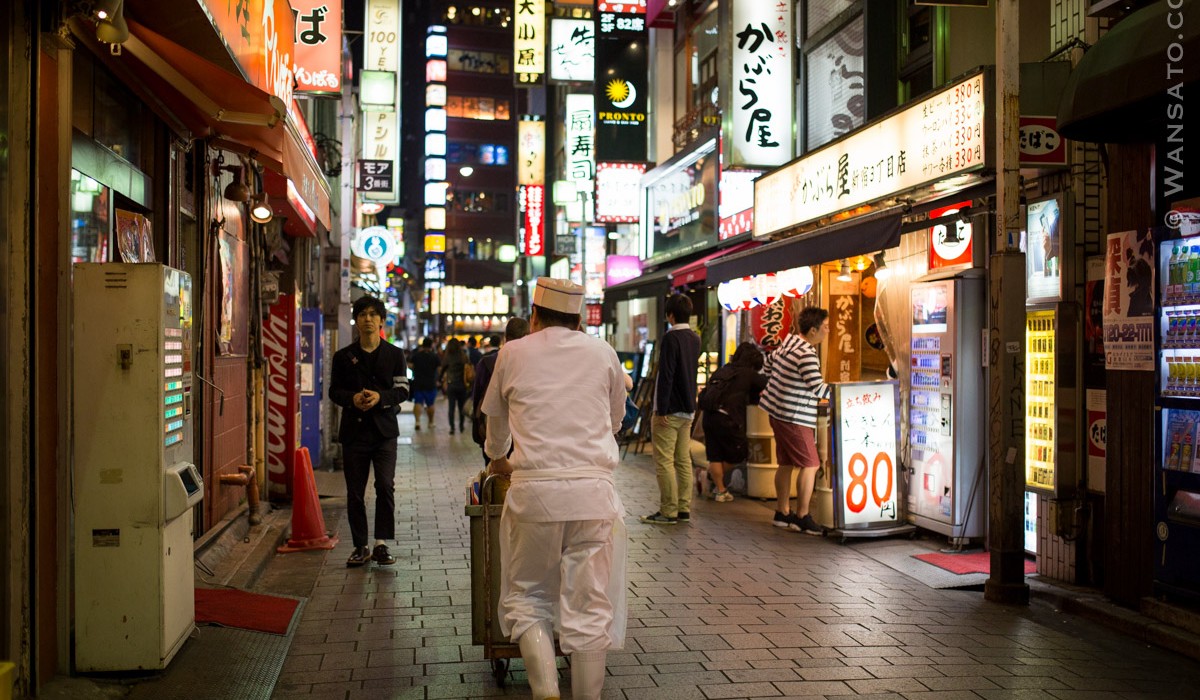 Japon - Dans Les Rues De Tokyo