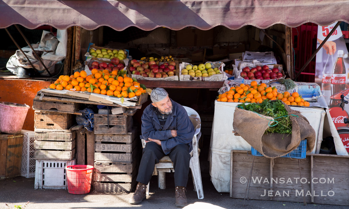 Maroc - Marchands de fruits à Marrakech