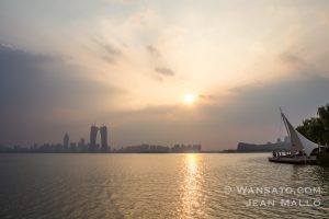 Chine - Le Lac Shihu Et La Ville De Suzhou