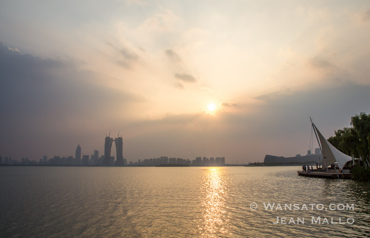 Chine - Le lac Shihu et la ville de Suzhou